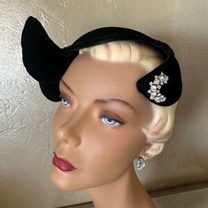 SWANKY 1950s' BLACK VELVET COCKTAIL HAT WITH RHINESTONE BROOCK AND TWO "WINGS"